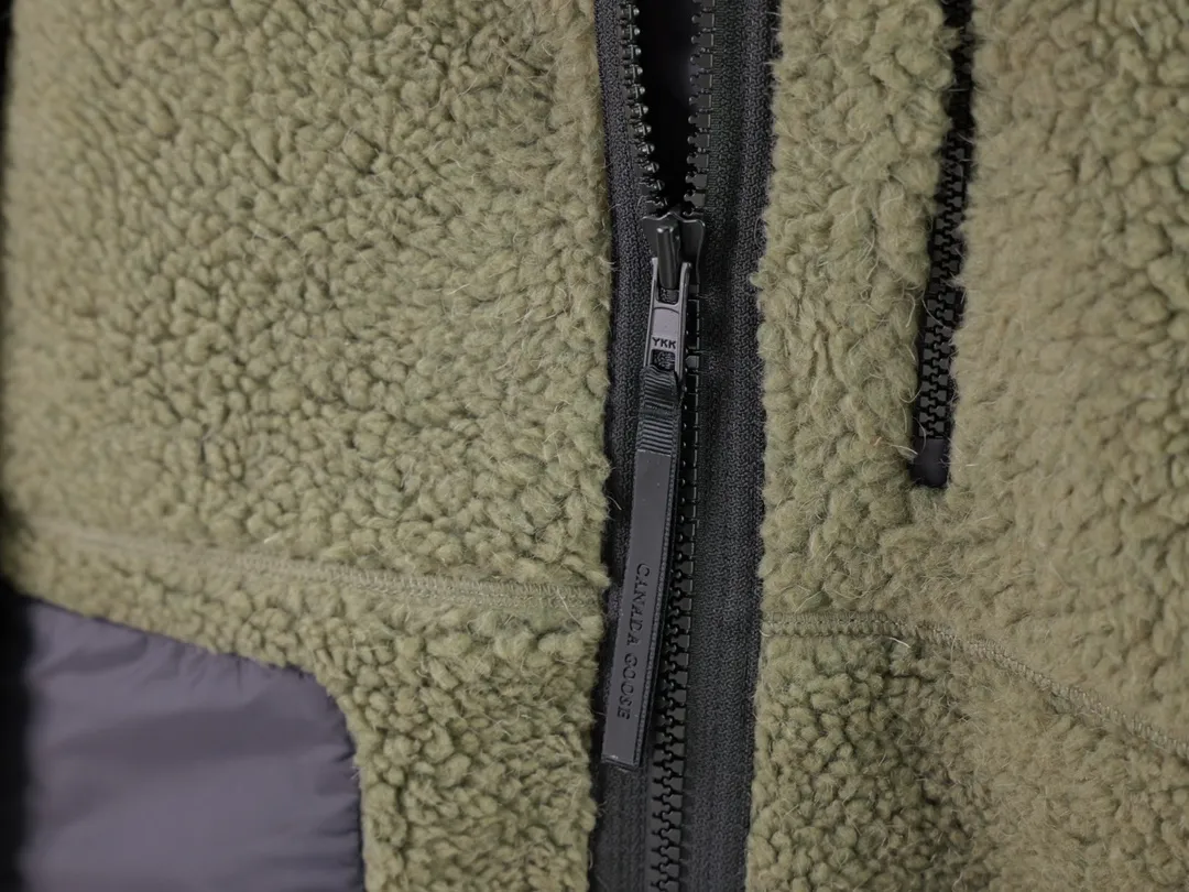 P620 Canada Goose/Canada Goose Shearling Jacket Simcoe Shearling Zip Jacket is made from Kind artificial long-hair sherpa, our new generation of wool fleece that helps keep the earth cold and the people on it warm. It features dropped shoulders, a high collar and an adjustable waist hem with internal drawstrings. Standard embroidery color label; top-quality goose Simcoe lambskin Color: Apricot Pink Black Gray White Army Green Size: S M L